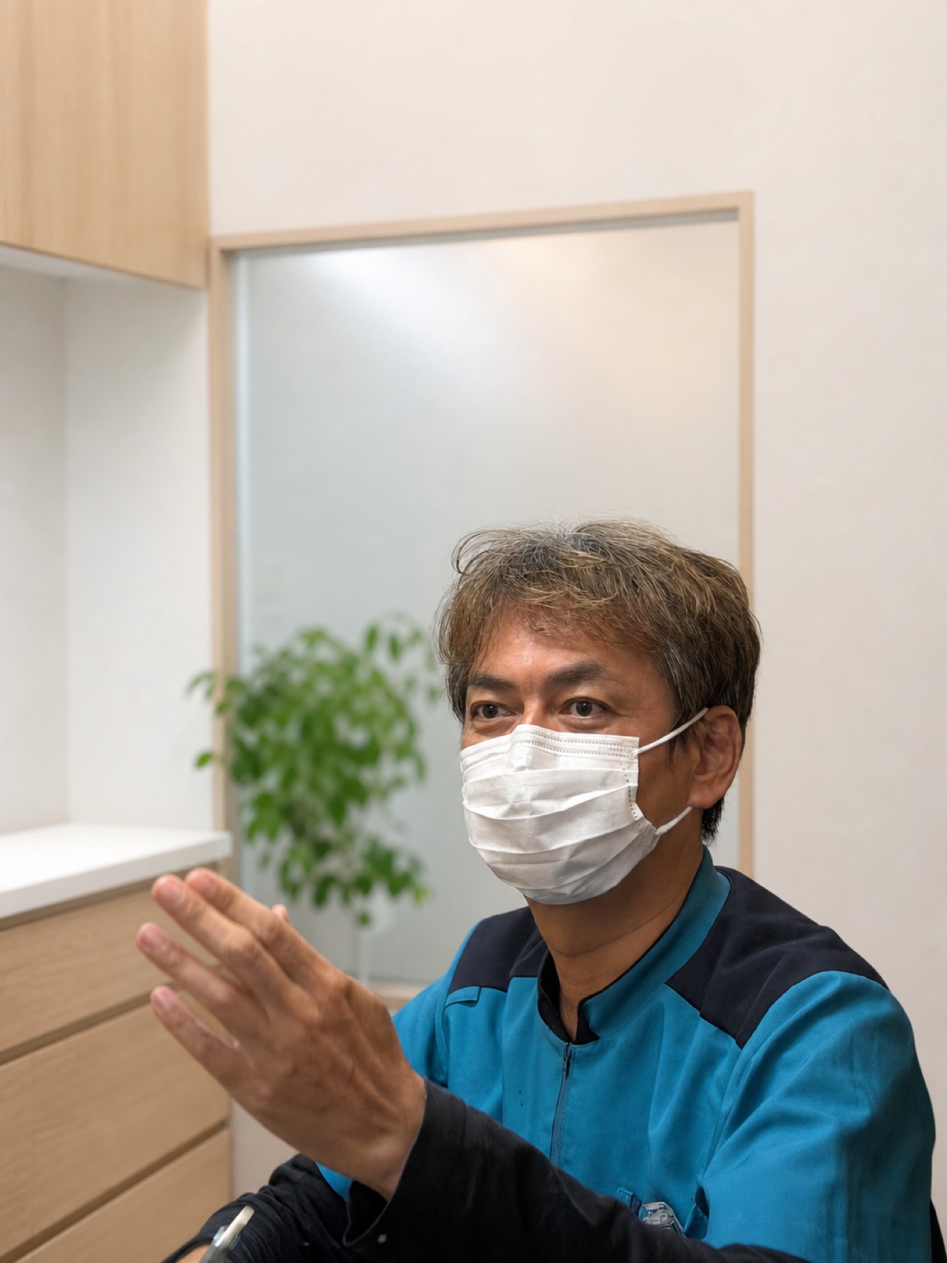 患者さんへ説明する柳下歯科 院長 柳下秀郎先生