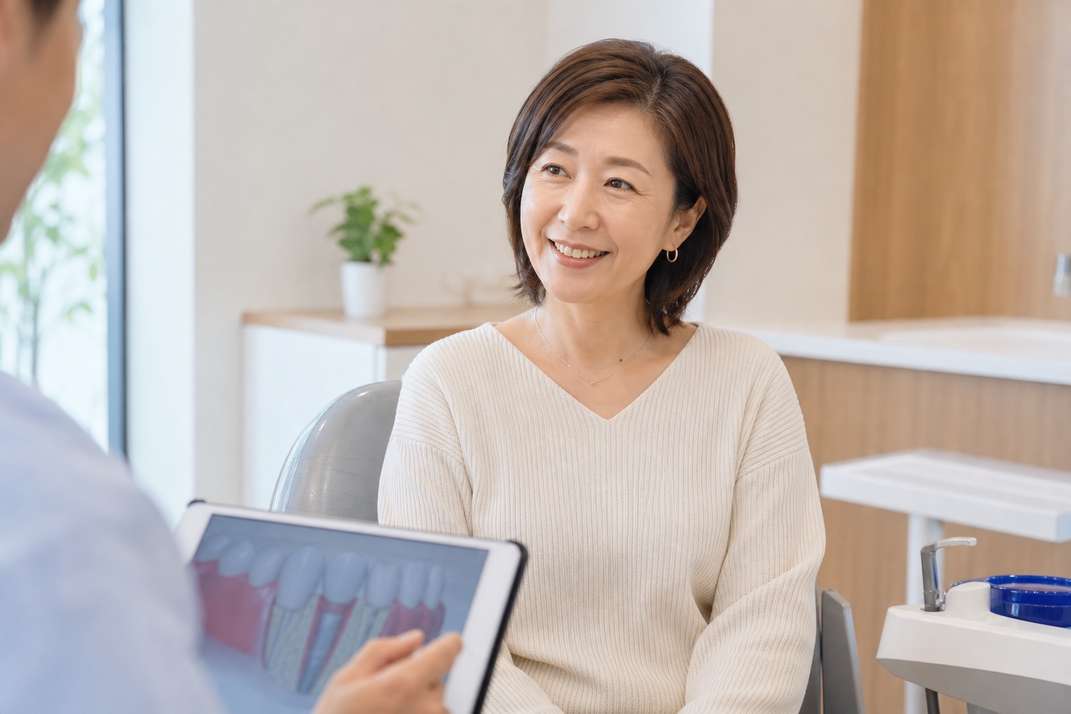 治療説明を聞いて軽く笑顔を見せる患者さん