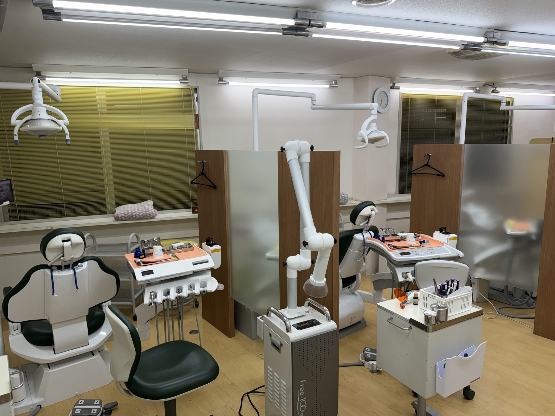 感染予防に配慮した口腔外バキュームを備えた柳下歯科の診療室